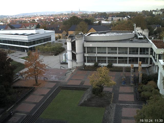 Foto der Webcam: Verwaltungsgebäude, Innenhof mit Audimax, Hörsaal-Gebäude 1