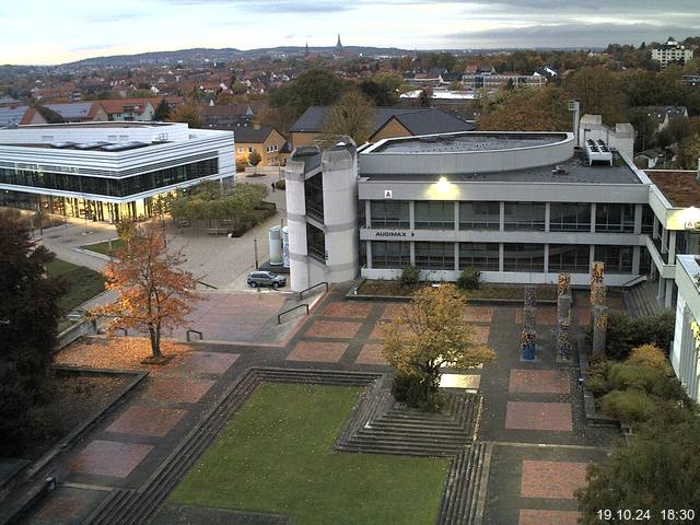 Foto der Webcam: Verwaltungsgebäude, Innenhof mit Audimax, Hörsaal-Gebäude 1