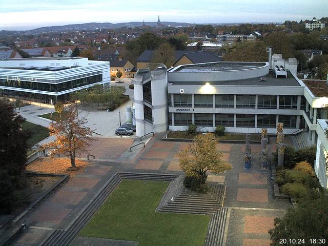 Foto der Webcam: Verwaltungsgebäude, Innenhof mit Audimax, Hörsaal-Gebäude 1