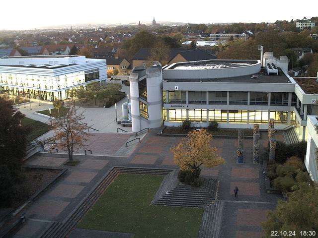 Foto der Webcam: Verwaltungsgebäude, Innenhof mit Audimax, Hörsaal-Gebäude 1