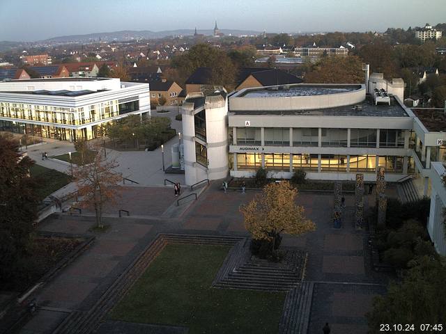 Foto der Webcam: Verwaltungsgebäude, Innenhof mit Audimax, Hörsaal-Gebäude 1