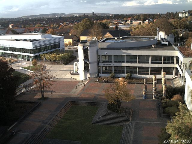 Foto der Webcam: Verwaltungsgebäude, Innenhof mit Audimax, Hörsaal-Gebäude 1