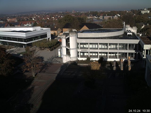 Foto der Webcam: Verwaltungsgebäude, Innenhof mit Audimax, Hörsaal-Gebäude 1