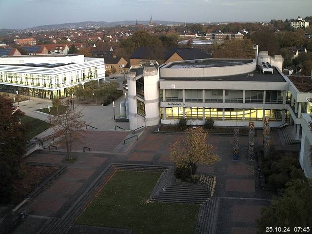 Foto der Webcam: Verwaltungsgebäude, Innenhof mit Audimax, Hörsaal-Gebäude 1