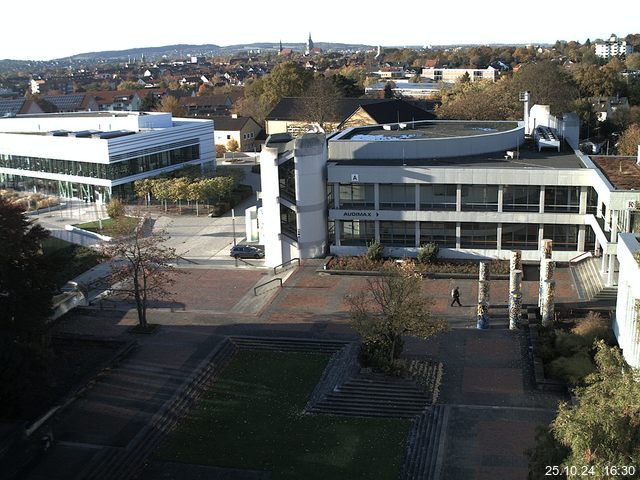 Foto der Webcam: Verwaltungsgebäude, Innenhof mit Audimax, Hörsaal-Gebäude 1