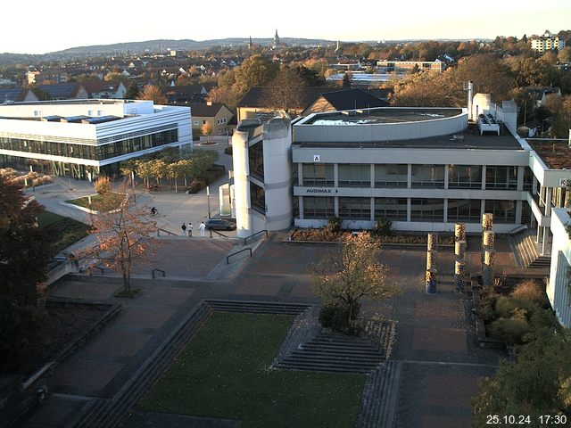 Foto der Webcam: Verwaltungsgebäude, Innenhof mit Audimax, Hörsaal-Gebäude 1