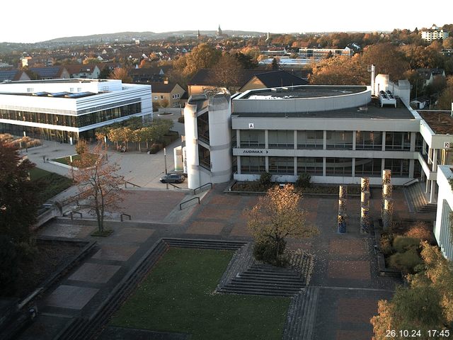 Foto der Webcam: Verwaltungsgebäude, Innenhof mit Audimax, Hörsaal-Gebäude 1