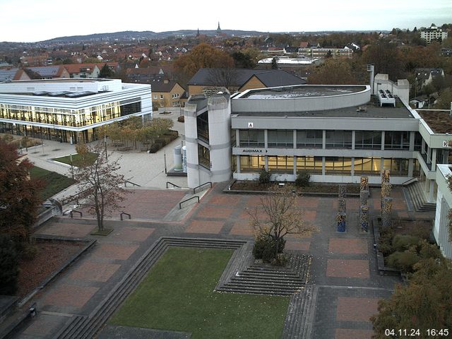 Foto der Webcam: Verwaltungsgebäude, Innenhof mit Audimax, Hörsaal-Gebäude 1