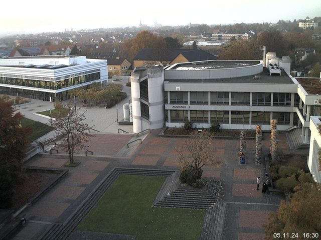 Foto der Webcam: Verwaltungsgebäude, Innenhof mit Audimax, Hörsaal-Gebäude 1