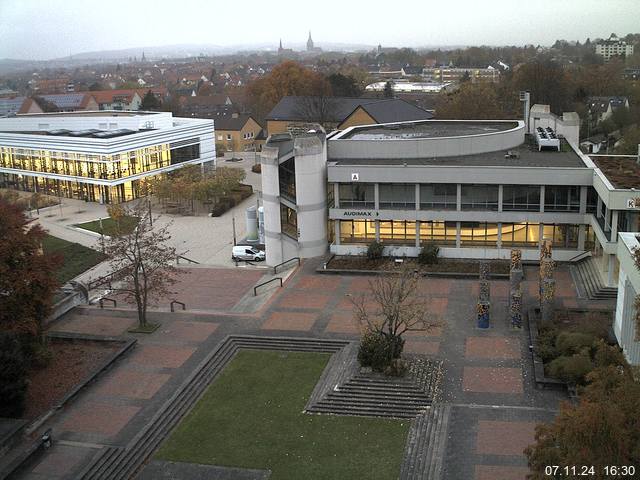 Foto der Webcam: Verwaltungsgebäude, Innenhof mit Audimax, Hörsaal-Gebäude 1