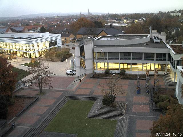 Foto der Webcam: Verwaltungsgebäude, Innenhof mit Audimax, Hörsaal-Gebäude 1