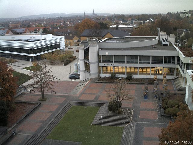 Foto der Webcam: Verwaltungsgebäude, Innenhof mit Audimax, Hörsaal-Gebäude 1