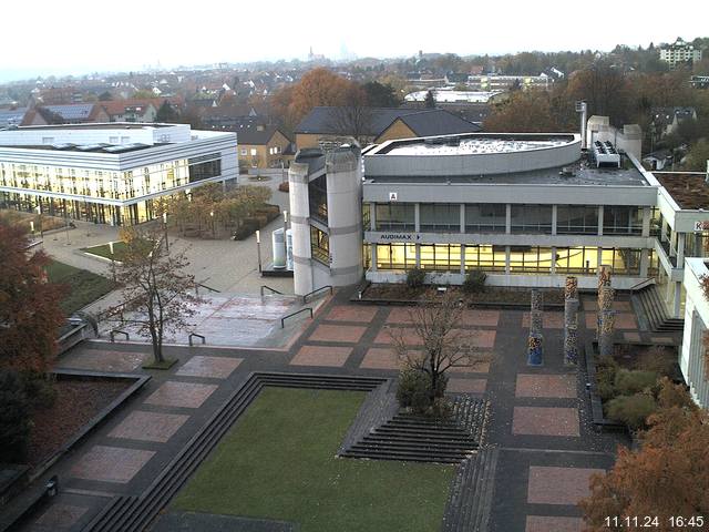 Foto der Webcam: Verwaltungsgebäude, Innenhof mit Audimax, Hörsaal-Gebäude 1