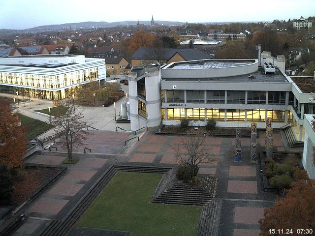 Foto der Webcam: Verwaltungsgebäude, Innenhof mit Audimax, Hörsaal-Gebäude 1