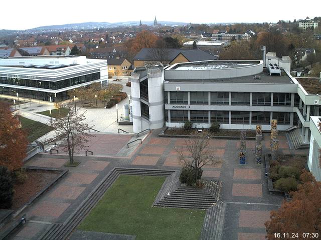 Foto der Webcam: Verwaltungsgebäude, Innenhof mit Audimax, Hörsaal-Gebäude 1