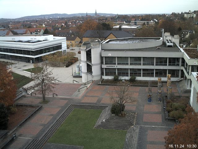 Foto der Webcam: Verwaltungsgebäude, Innenhof mit Audimax, Hörsaal-Gebäude 1