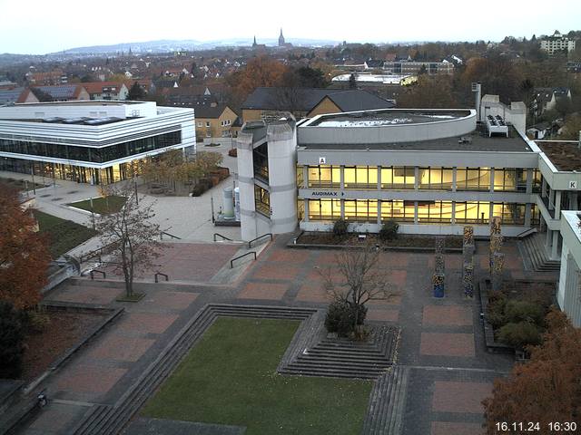 Foto der Webcam: Verwaltungsgebäude, Innenhof mit Audimax, Hörsaal-Gebäude 1