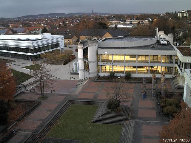 Foto der Webcam: Verwaltungsgebäude, Innenhof mit Audimax, Hörsaal-Gebäude 1