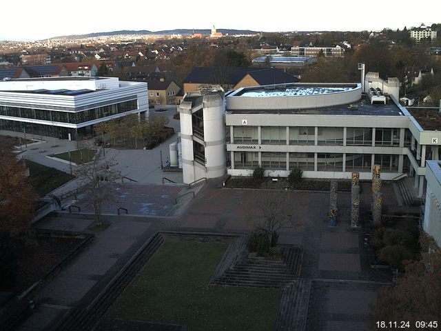 Foto der Webcam: Verwaltungsgebäude, Innenhof mit Audimax, Hörsaal-Gebäude 1