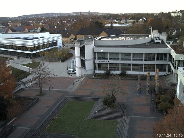 Foto der Webcam: Verwaltungsgebäude, Innenhof mit Audimax, Hörsaal-Gebäude 1