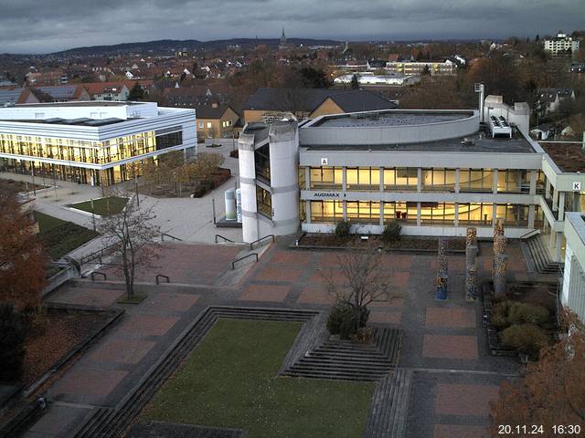 Foto der Webcam: Verwaltungsgebäude, Innenhof mit Audimax, Hörsaal-Gebäude 1