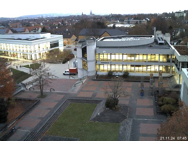 Foto der Webcam: Verwaltungsgebäude, Innenhof mit Audimax, Hörsaal-Gebäude 1