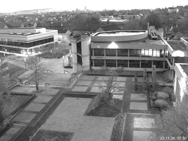 Foto der Webcam: Verwaltungsgebäude, Innenhof mit Audimax, Hörsaal-Gebäude 1