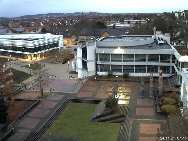 Foto der Webcam: Verwaltungsgebäude, Innenhof mit Audimax, Hörsaal-Gebäude 1