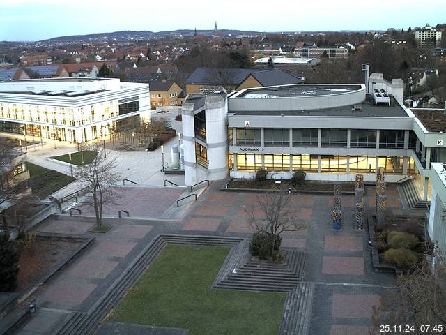 Foto der Webcam: Verwaltungsgebäude, Innenhof mit Audimax, Hörsaal-Gebäude 1