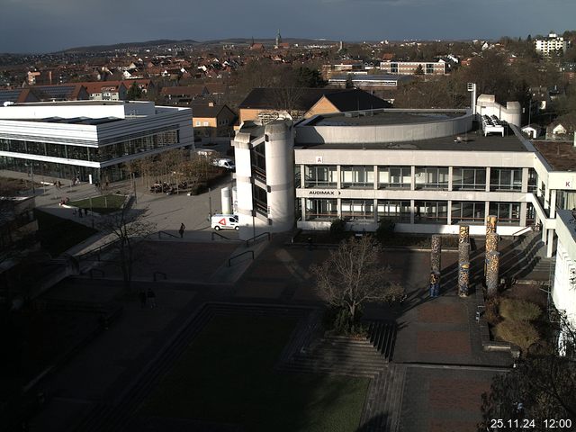 Foto der Webcam: Verwaltungsgebäude, Innenhof mit Audimax, Hörsaal-Gebäude 1