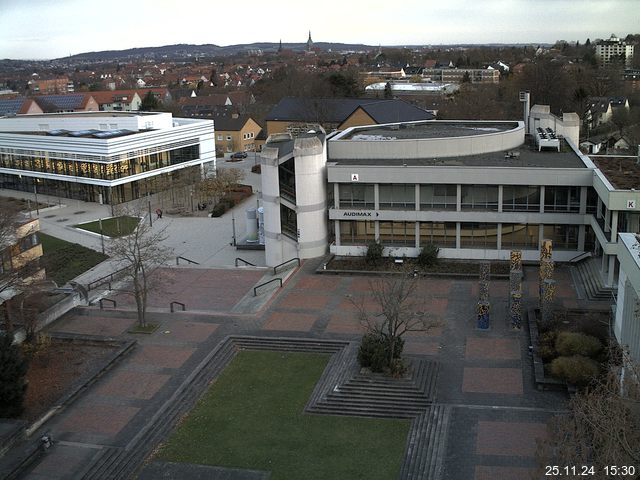 Foto der Webcam: Verwaltungsgebäude, Innenhof mit Audimax, Hörsaal-Gebäude 1