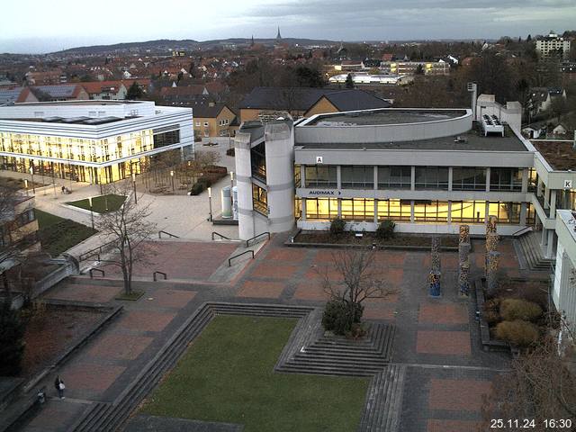 Foto der Webcam: Verwaltungsgebäude, Innenhof mit Audimax, Hörsaal-Gebäude 1