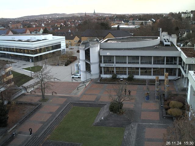 Foto der Webcam: Verwaltungsgebäude, Innenhof mit Audimax, Hörsaal-Gebäude 1