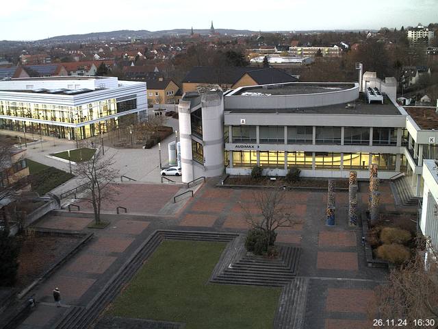 Foto der Webcam: Verwaltungsgebäude, Innenhof mit Audimax, Hörsaal-Gebäude 1