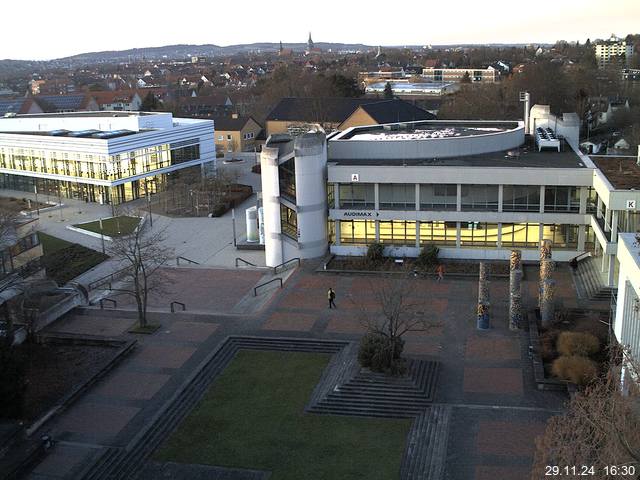 Foto der Webcam: Verwaltungsgebäude, Innenhof mit Audimax, Hörsaal-Gebäude 1