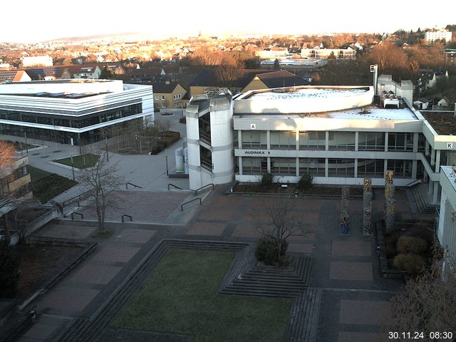 Foto der Webcam: Verwaltungsgebäude, Innenhof mit Audimax, Hörsaal-Gebäude 1