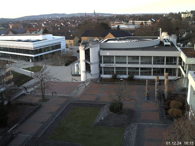 Foto der Webcam: Verwaltungsgebäude, Innenhof mit Audimax, Hörsaal-Gebäude 1