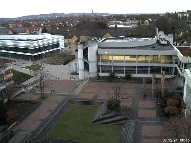 Foto der Webcam: Verwaltungsgebäude, Innenhof mit Audimax, Hörsaal-Gebäude 1