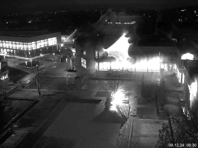 Foto der Webcam: Verwaltungsgebäude, Innenhof mit Audimax, Hörsaal-Gebäude 1