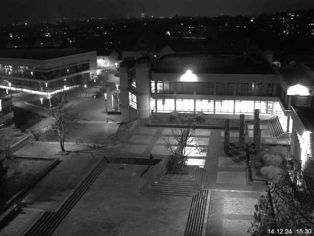 Foto der Webcam: Verwaltungsgebäude, Innenhof mit Audimax, Hörsaal-Gebäude 1