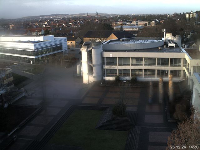 Foto der Webcam: Verwaltungsgebäude, Innenhof mit Audimax, Hörsaal-Gebäude 1