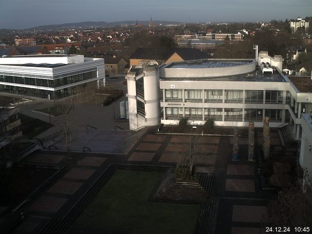 Foto der Webcam: Verwaltungsgebäude, Innenhof mit Audimax, Hörsaal-Gebäude 1