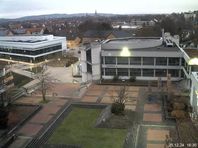 Foto der Webcam: Verwaltungsgebäude, Innenhof mit Audimax, Hörsaal-Gebäude 1