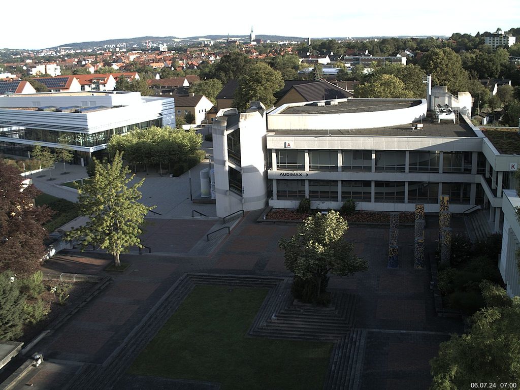 Foto der Webcam: Verwaltungsgebäude, Innenhof mit Audimax, Hörsaal-Gebäude 1