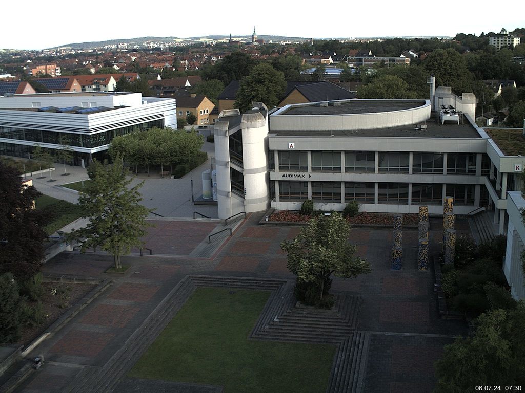 Foto der Webcam: Verwaltungsgebäude, Innenhof mit Audimax, Hörsaal-Gebäude 1