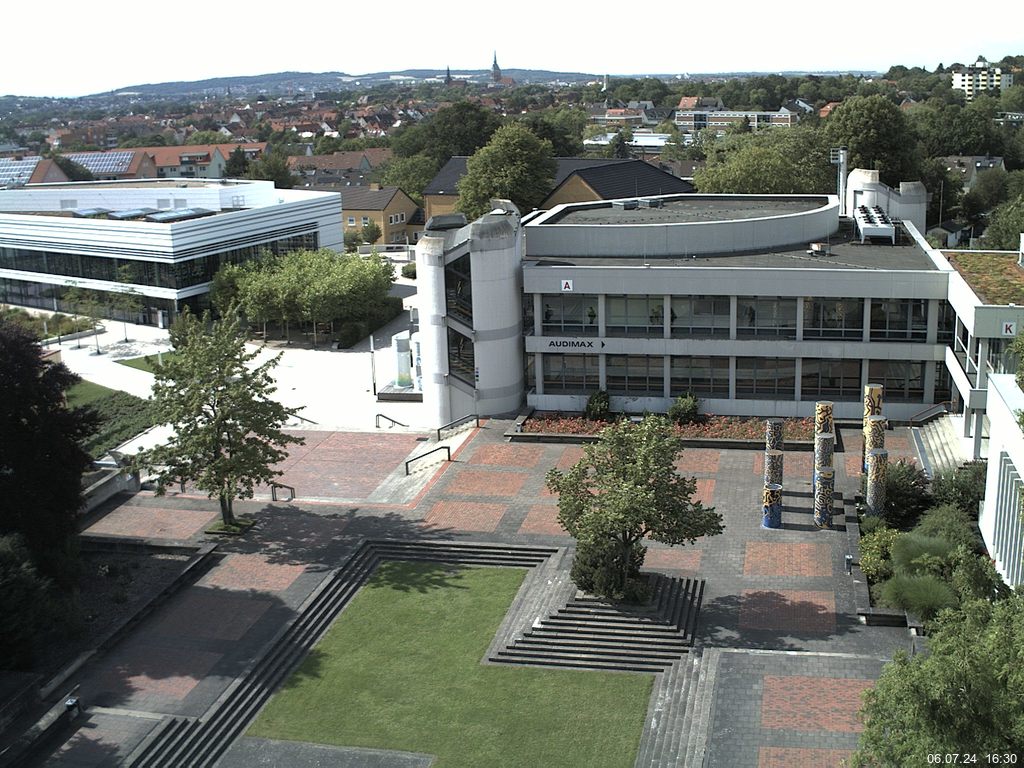 Foto der Webcam: Verwaltungsgebäude, Innenhof mit Audimax, Hörsaal-Gebäude 1