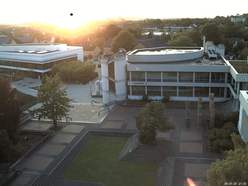 Foto der Webcam: Verwaltungsgebäude, Innenhof mit Audimax, Hörsaal-Gebäude 1