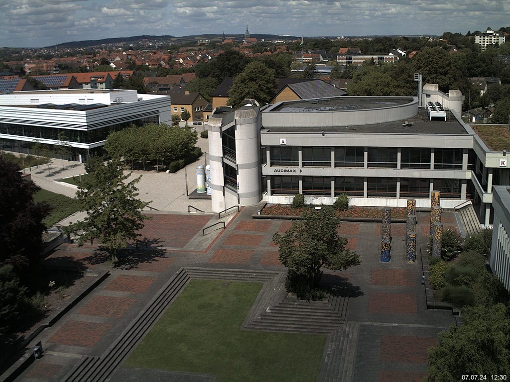 Foto der Webcam: Verwaltungsgebäude, Innenhof mit Audimax, Hörsaal-Gebäude 1