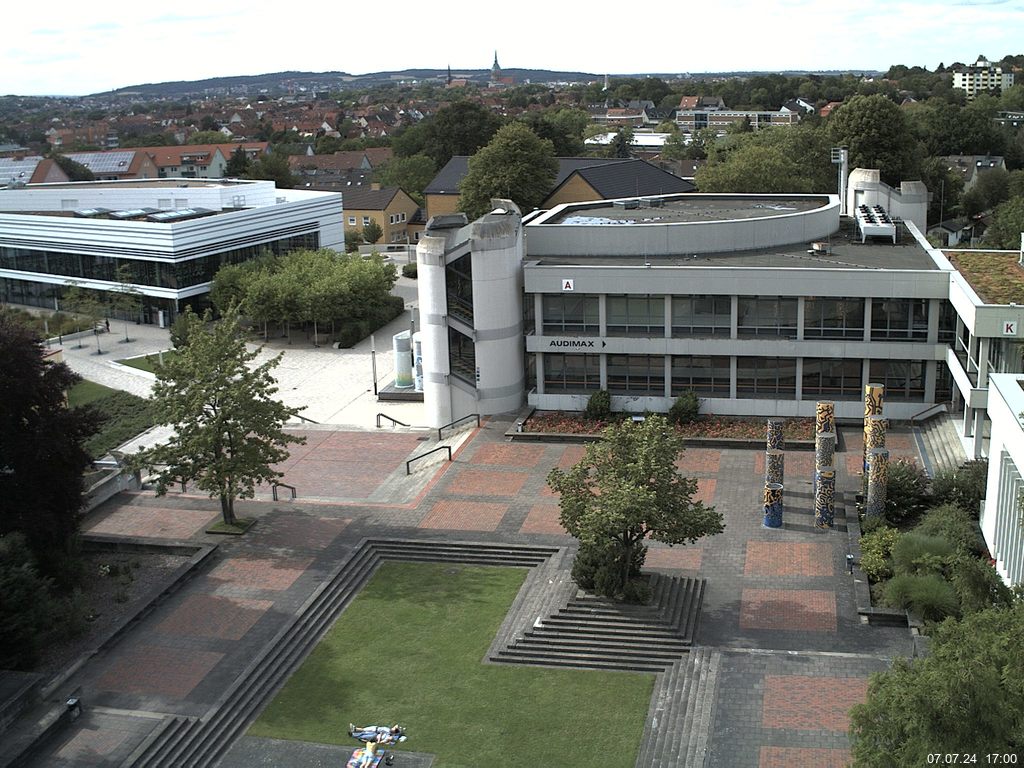 Foto der Webcam: Verwaltungsgebäude, Innenhof mit Audimax, Hörsaal-Gebäude 1