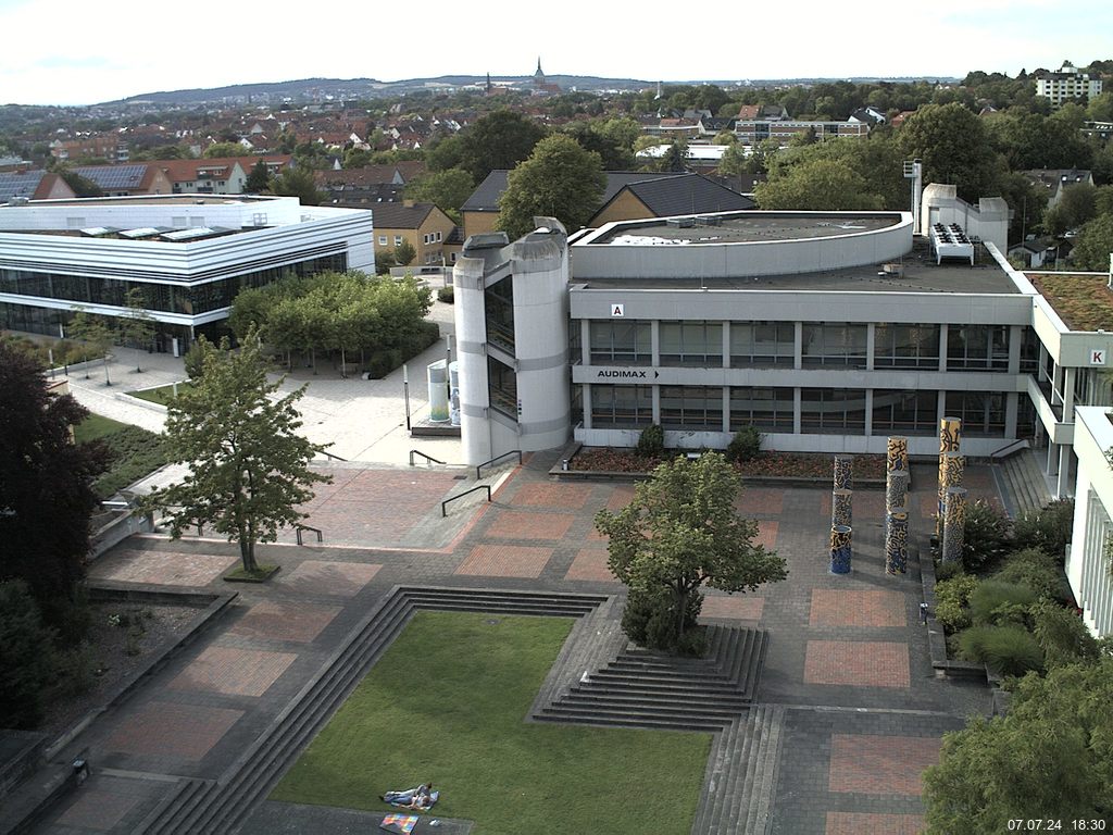 Foto der Webcam: Verwaltungsgebäude, Innenhof mit Audimax, Hörsaal-Gebäude 1